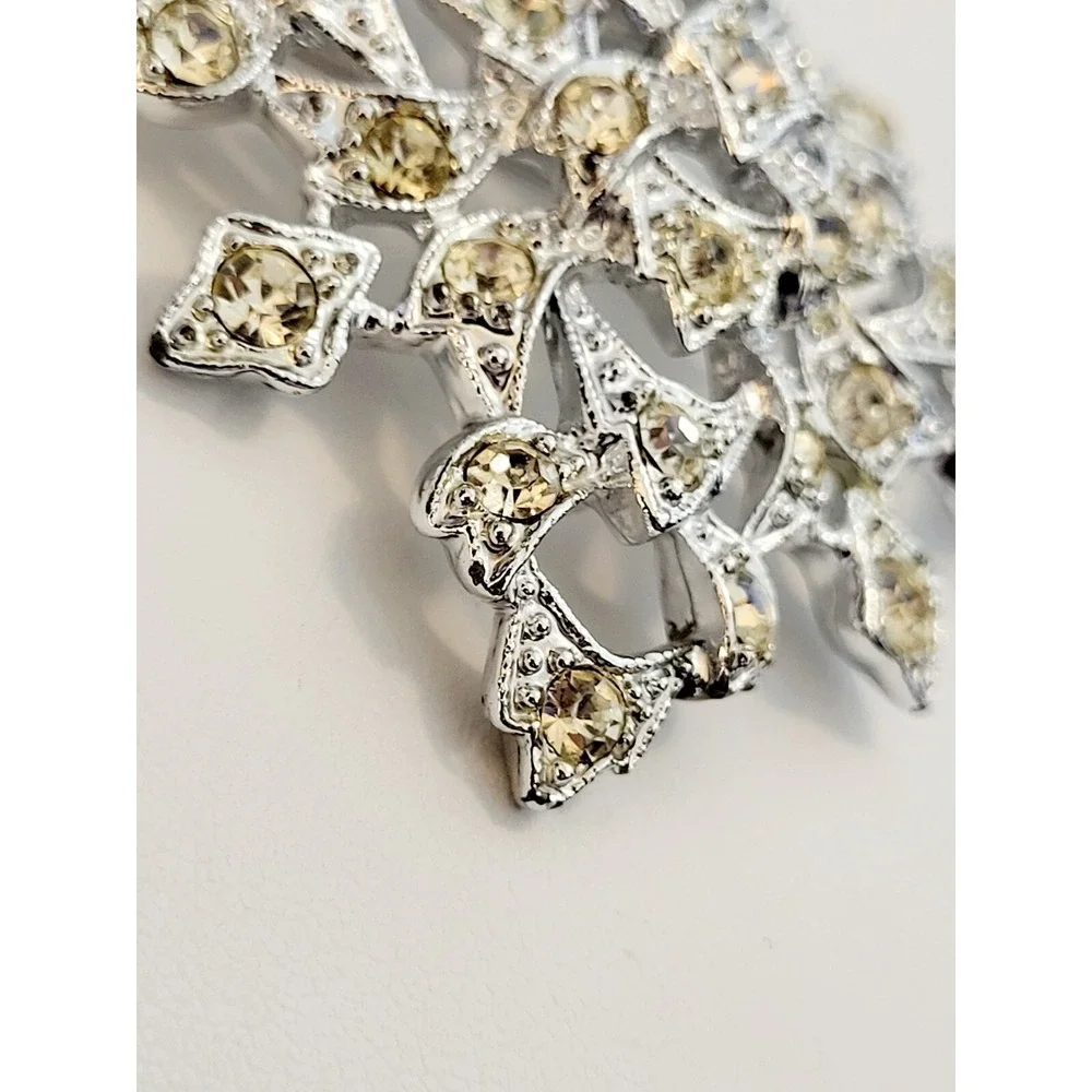 Vintage Sarah Coventry Signed Brooch Pin‎ Clear Rhinestones Leading Lady 1970